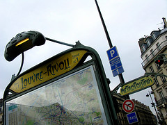 Bouche-de-Metro-Louvre