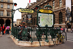 Bouche-de-Metro-Palais-Royal