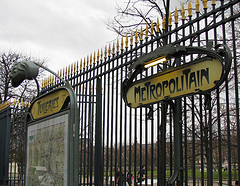 Bouche-de-Metro-Tuileries